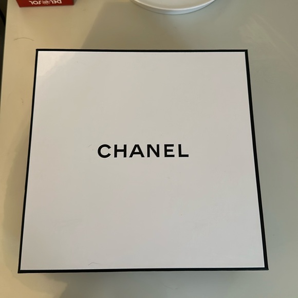 Chanel Box - Picture 1 of 2